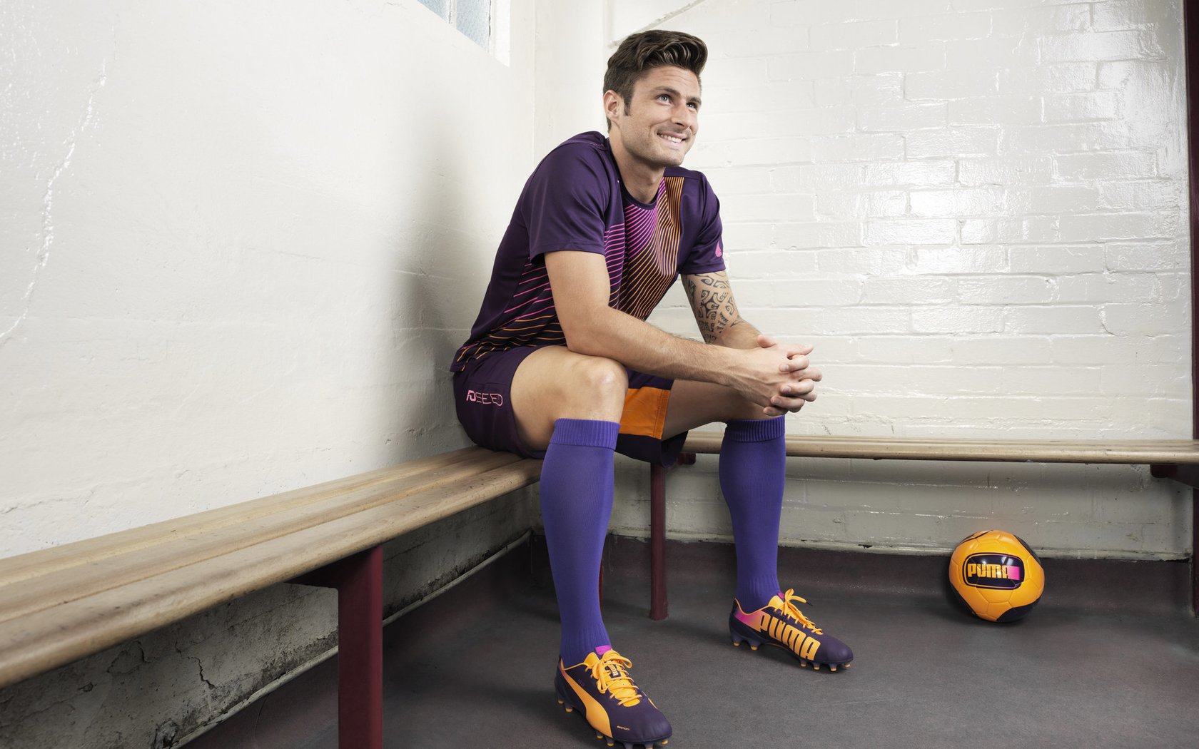 冬季运动体验营吸引大量青少年参与，冬季锻炼活动